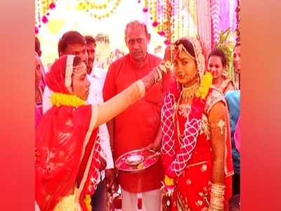 महिलाये फेरे लेते हुए